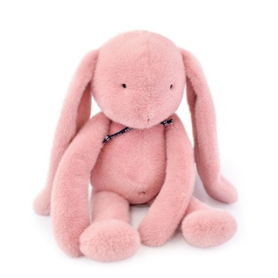 Ursinho de peluche cor-de-rosa sentado com laço azul escuro no pescoço