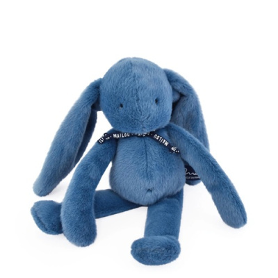 Boneco de peluche azul em forma de coelho com fita preta no pescoço