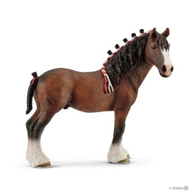 Figurina de cavalo castanho com crina trançada