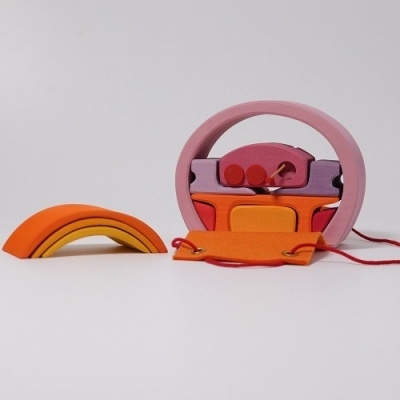 Brinquedos de madeira coloridos, arco-íris e brinquedo de corda circular