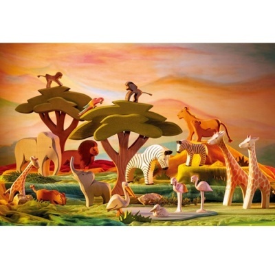 Figuras de animais selvagens de plástico colorido e árvores verdes em cenário natural simulado