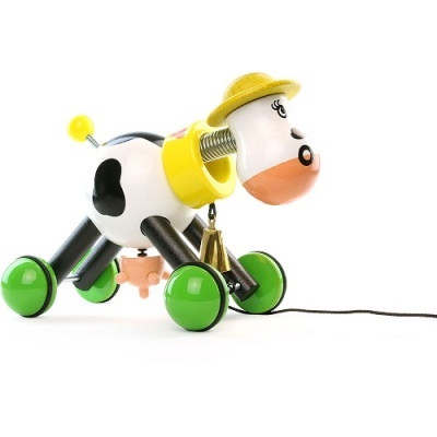 Brinquedo de vaca de madeira com rodas verdes e corda para puxar.
