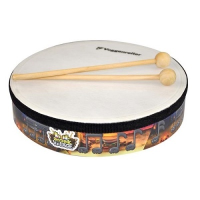 Tambor infantil com pele branca, aro decorado com notas musicais e duas baquetas de madeira.