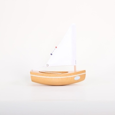 Barco de vela de madeira com vela branca