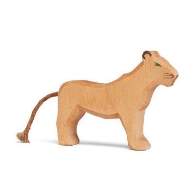 Figura de leão em madeira clara com rabo de corda.
