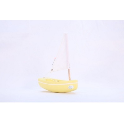 Barco de brinquedo amarelo com vela branca