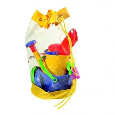 Saco de praia transparente com brinquedos de areia coloridos dentro