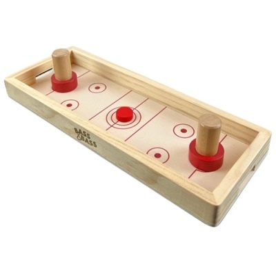 Mini jogo de hóquei de madeira com bastões vermelhos e disco vermelho