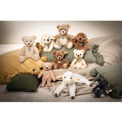 Peluches de animais sobre almofadas e mantas coloridas