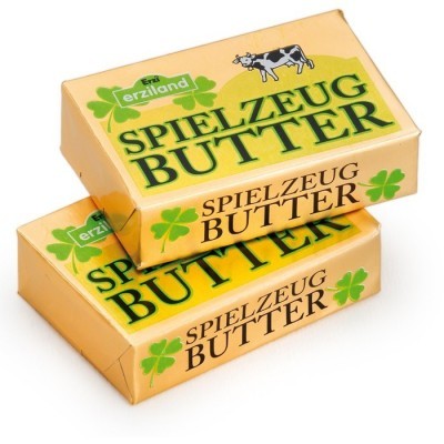 Pacotes de manteiga de brinquedo dourados com texto e símbolos verdes