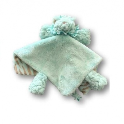 Manta de peluche azul claro com cabeça e patas de animal e uma das patas traseiras às riscas