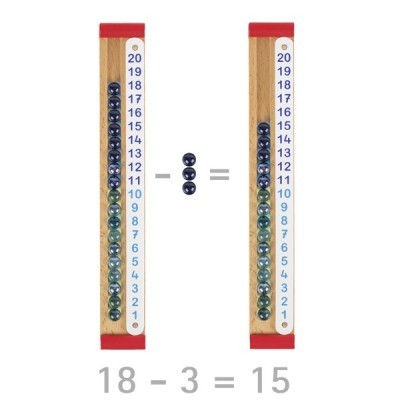 Suportes de madeira com bolas coloridas para cálculo visual de subtração e equação 18 - 3 = 15.