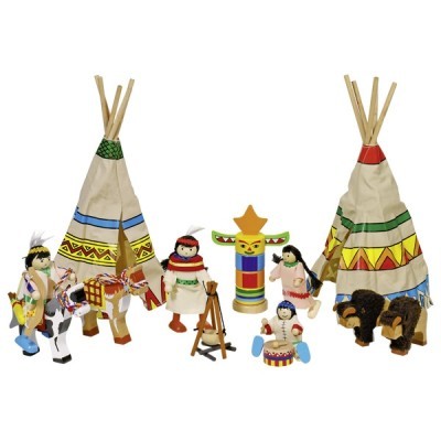 Conjunto de brinquedos indígenas em madeira com tendas, figuras humanas, animais e totem colorido.