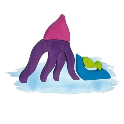 Figura em madeira de polvo roxo com topo rosa e peixe verde em base azul sobre fundo branco