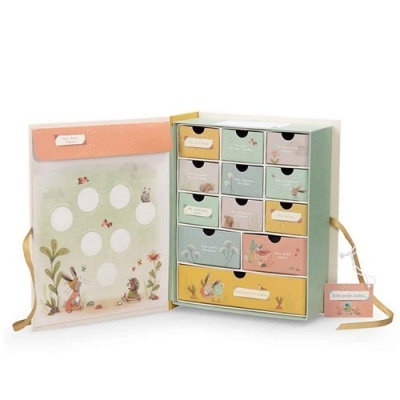 Caixa de gavetas coloridas com ilustrações de coelhos e plantas