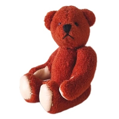 Urso de peluche castanho-avermelhado sentado