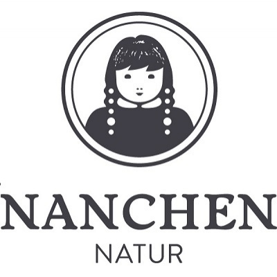Logotipo preto e branco com menina de cabelos trançados e texto NANCHEN NATUR