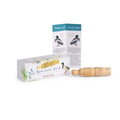 Conjunto de apito de madeira com escova e embalagem com imagem de pato e texto