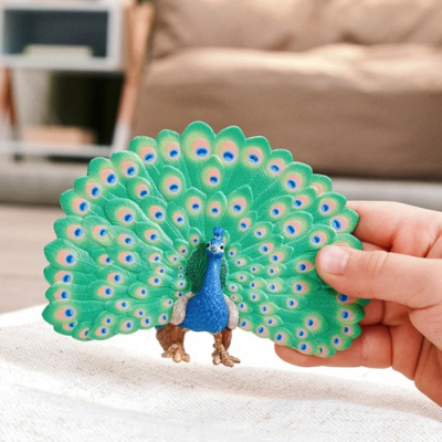 Figura decorativa de pavão plástico com cauda aberta e colorida