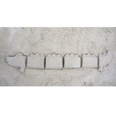 Escultura de areia em forma de jacaré segmentado na areia clara