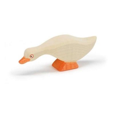 Figura de madeira de um pato bege claro com bico e pés laranja