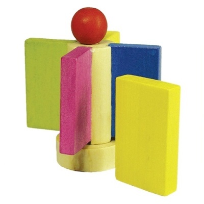 Brinquedo de blocos de madeira coloridos empilhados com esfera vermelha no topo