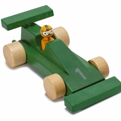 Carrinho de corrida verde em madeira com figura de condutor