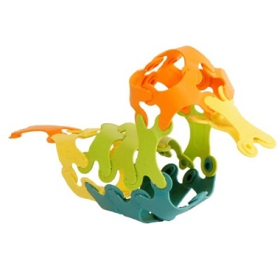 Escultura de pato colorida feita com peças plásticas encaixáveis