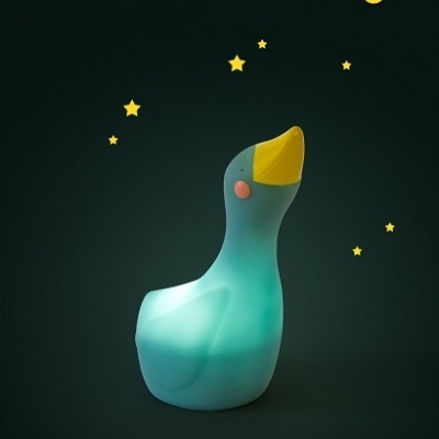 Abajur infantil formato pato azul bico amarelo estrelas e lua no fundo escuro