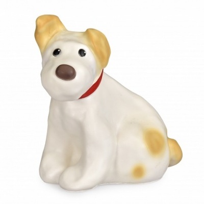 Figura decorativa de cão branco com manchas amarelas e coleira vermelha
