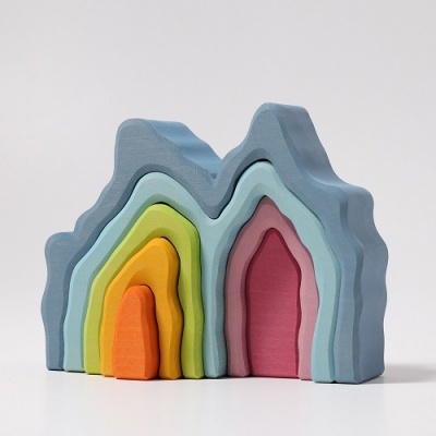 Brinquedo de madeira colorido composto por sete peças encaixáveis em arco