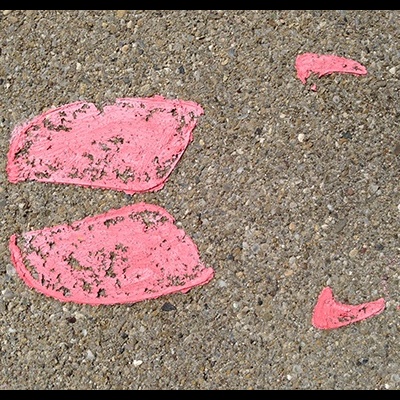 Manchas de tinta cor-de-rosa sobre superfície de asfalto