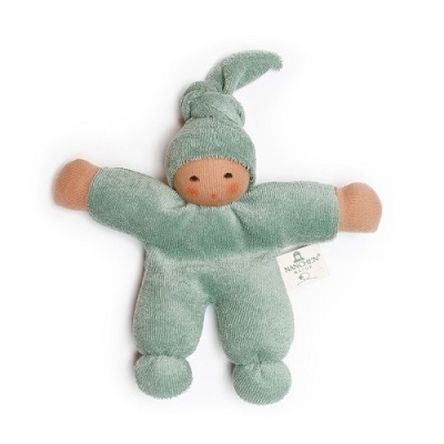 Boneco de peluche verde claro com gorro e rosto de tecido