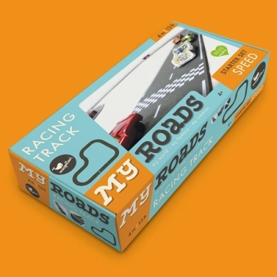 caixa de jogo de pista de corrida My Roads sobre fundo amarelo