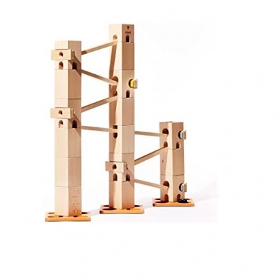 torres modulares de madeira clara com carrinhos de metal