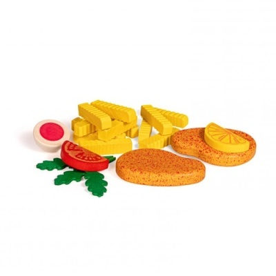 Brinquedos em madeira que simulam comida como batatas fritas, bife, tomate e folhas verdes.