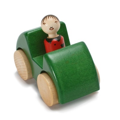 Carro de brinquedo em madeira verde com figura humana a bordo