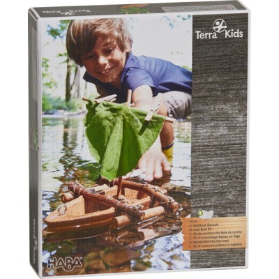 Caixa de jogo Terra Kids da HABA com imagem de criança a brincar com barco de paus e folha em água