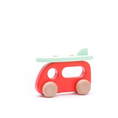 Brinquedo de madeira cor-de-laranja com teto verde claro e rodas naturais