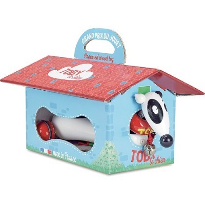 Brinquedo de madeira em forma de casinha azul com telhado vermelho e figura de cão na lateral