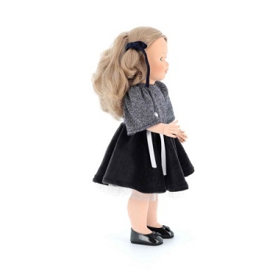 Boneca infantil com saia preta, blusa cinzenta, fita preta no cabelo e sapatos pretos