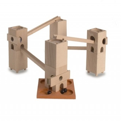 Estrutura de madeira com três torres ligadas por rampas e bolas pretas
