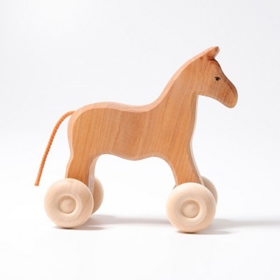 Brinquedo cavalo de madeira com rodas e cauda de corda