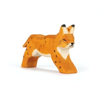 Figura de lince em madeira laranja, branco e preto sobre fundo branco