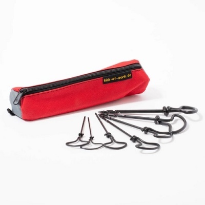 Estojo vermelho com fecho preto e espetos metálicos pretos com ganchos.