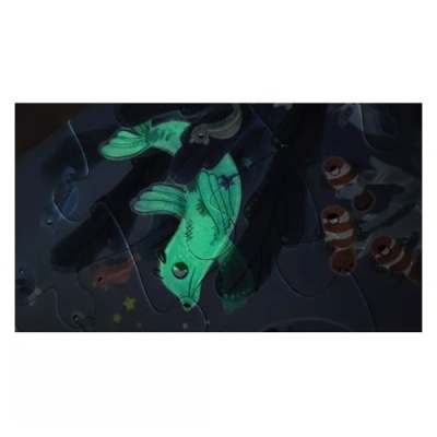 Quebra-cabeças com pássaros, incluindo um verde luminescente, em fundo escuro