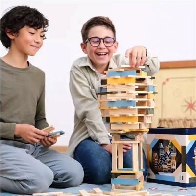 Crianças a brincar com blocos de madeira coloridos e uma caixa do produto ao lado