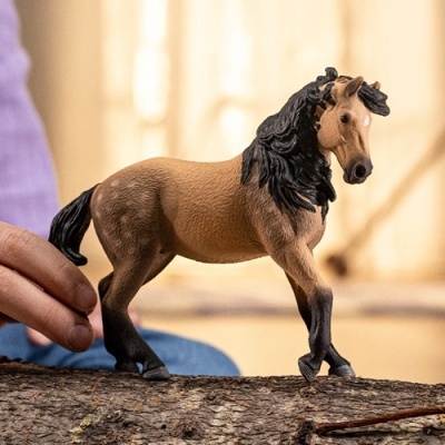Figurinha de cavalo em plástico castanho com crina preta.
