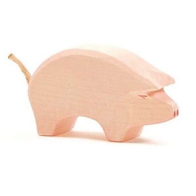 Figura de porco em madeira clara com detalhes pintados e rabinho de corda