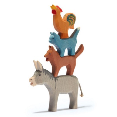 Estátua de animais empilhados em madeira pintada